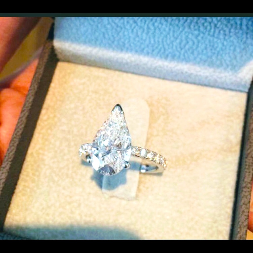 SPARKLING 2 CARAT PEAR SHAPED DIAMOND LIKE RING